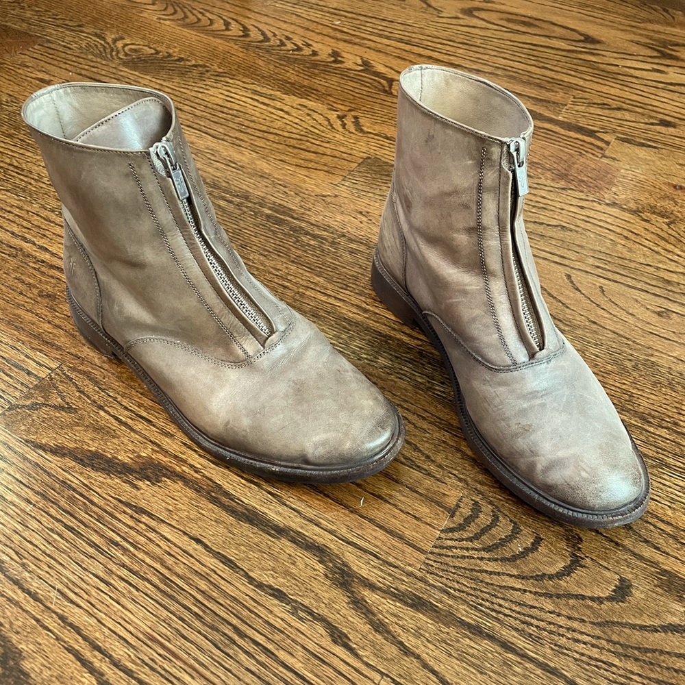FRYE women’s leather zip up Chelsea boots